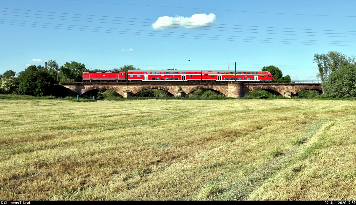 DABpbzfa 762.0 mit Schublok 143 350-7 der S-Bahn Mitteldeutschland (DB Regio Südost) als S 37755 (S7) von Halle-Nietleben nach Halle(Saale)Hbf überquert die Saaleaue bei Angersdorf auf der Bahnstrecke Halle–Hann. Münden (KBS 590).
[2.6.2020 | 17:59 Uhr]