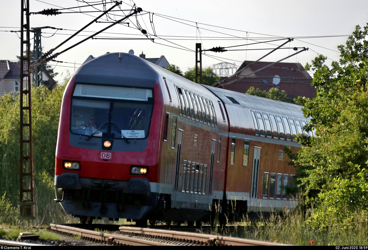 DABpbzfa 762.0 mit Schublok 143 350-7 der S-Bahn Mitteldeutschland (DB Regio Südost) als S 37759 (S7) von Halle-Nietleben nach Halle(Saale)Hbf wechselt in der Saaleaue bei Angersdorf auf die Bahnstrecke Halle–Hann. Münden (KBS 590).
Als Zielanzeige dient lediglich ein Pappschild.
[2.6.2020 | 18:59 Uhr]
