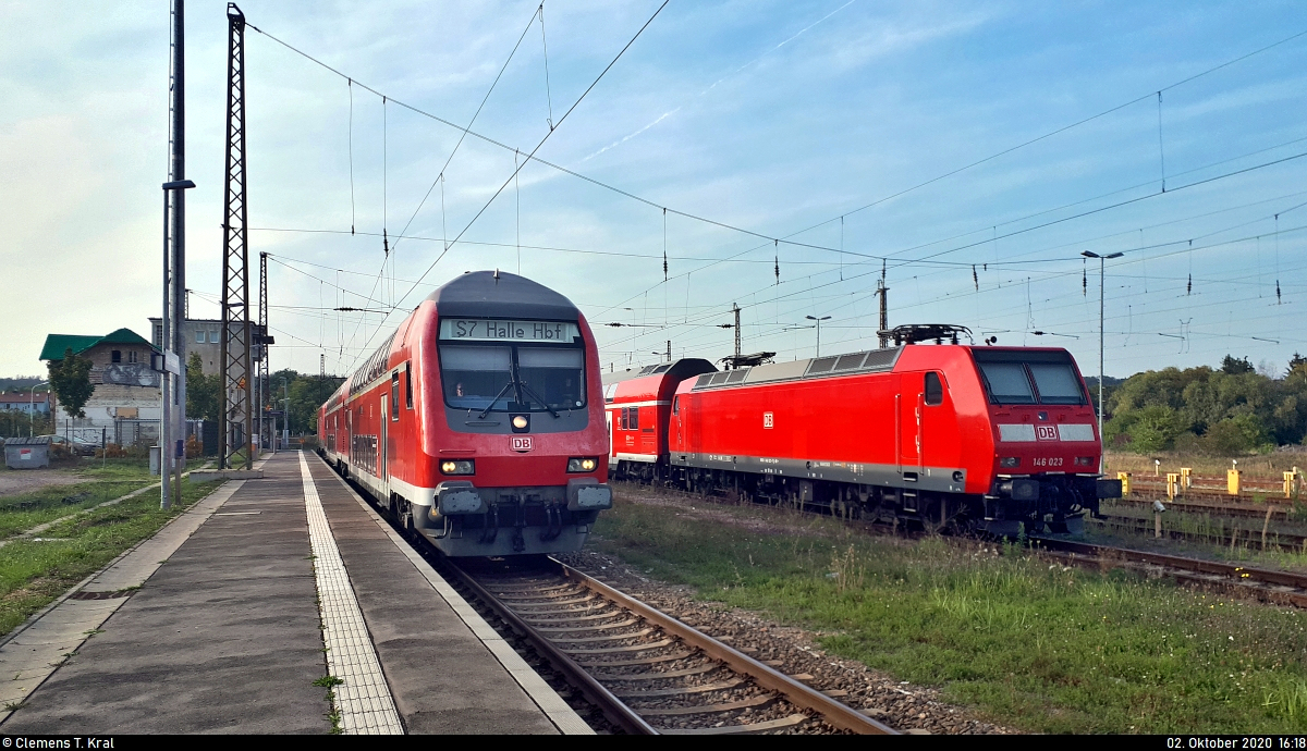DABpbzfa 762.0 mit Schublok 143 168-3 steht im Startbahnhof Halle-Nietleben neben einer abgestellten Dosto-Garnitur der Elbe-Saale-Bahn mit 146 023-7.

🧰 S-Bahn Mitteldeutschland (DB Regio Südost)
🚝 S 37749 (S7) Halle-Nietleben–Halle(Saale)Hbf
🚩 Bahnstrecke Merseburg–Halle-Nietleben (KBS 588)
🕓 2.10.2020 | 16:18 Uhr

(Smartphone-Aufnahme)