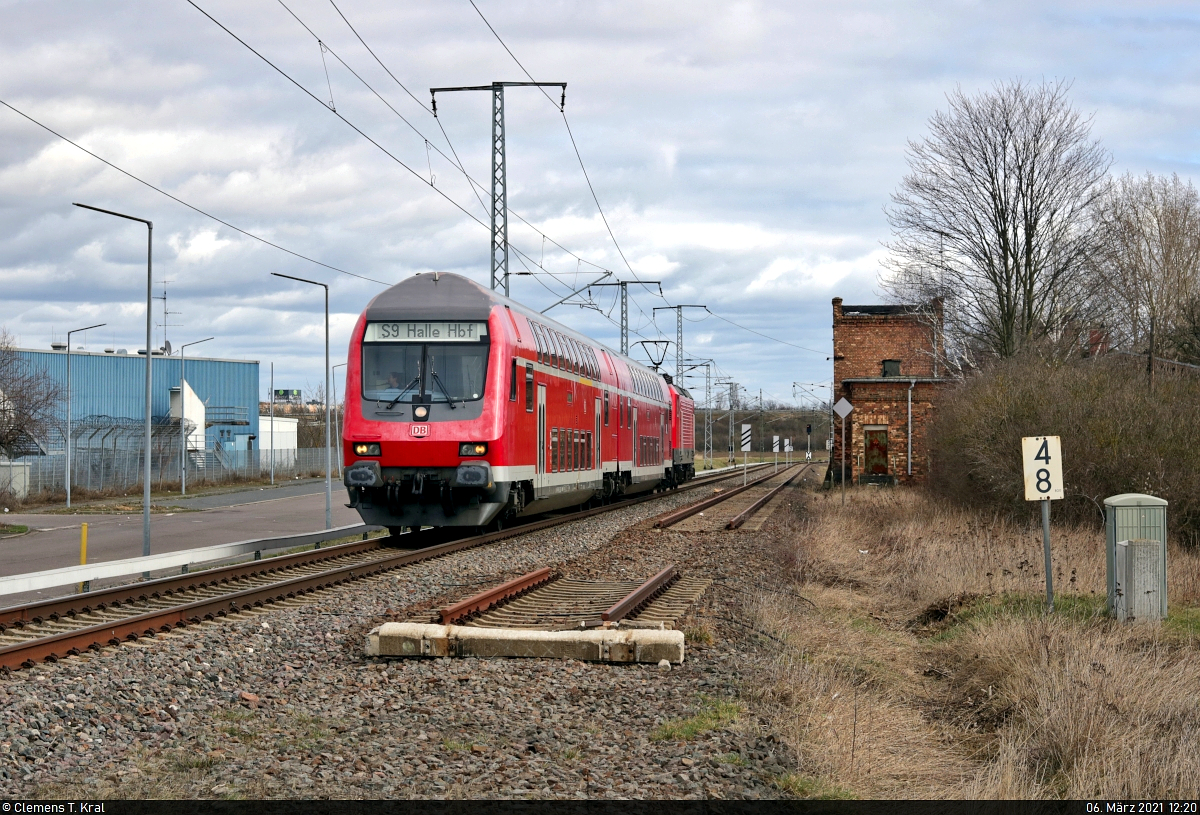 DABpbzfa 762.0 mit Schublok 143 168-3 in Halle (Saale), Zöberitzer Weg.

🧰 S-Bahn Mitteldeutschland (DB Regio Südost)
🚝 S 37910 (S9) Eilenburg–Halle(Saale)Hbf
🚩 Bahnstrecke Halle–Cottbus (KBS 219)
🕓 6.3.2021 | 12:20 Uhr