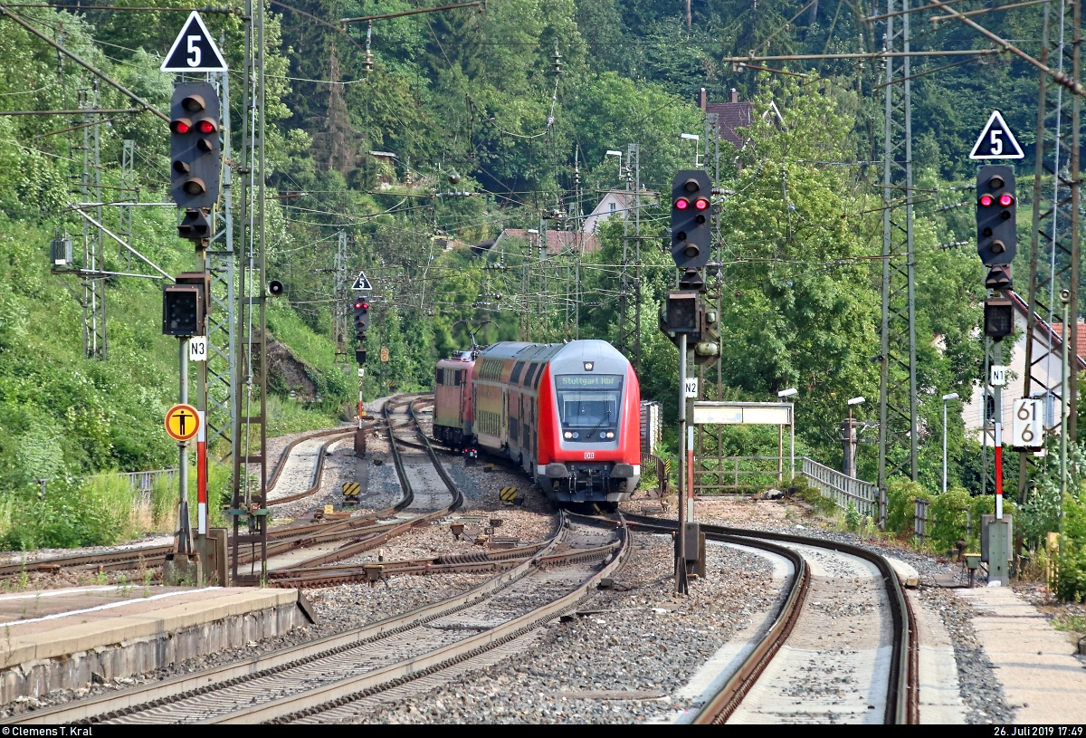 DABpbzfa 767.2 (50 80 86-81 060-5 D-DB) mit Schublok 111 165-7 von DB Regio Baden-Württemberg als verspäteter RE 4226 von Lindau Hbf nach Stuttgart Hbf erreicht den Bahnhof Geislingen(Steige) auf der Bahnstrecke Stuttgart–Ulm (Filstalbahn | KBS 750).
Aufgenommen am Ende des Bahnsteigs 1.
[26.7.2019 | 17:49 Uhr]