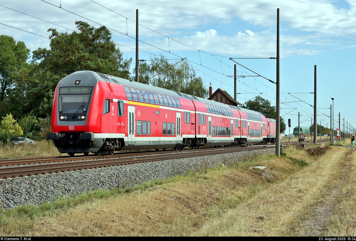 DABpbzfa 767.2 (50 80 86-81 137-1 D-DB) mit Schublok 146 009-6 überquert die Kreisstraße an der Blockstelle Braschwitz (Bk) und strebt seinem vorletzten Halt, Zöberitz, entgegen.

🧰 Elbe-Saale-Bahn (DB Regio Südost)
🚝 RE 16315 (RE30) Magdeburg Hbf–Halle(Saale)Hbf
🚩 Bahnstrecke Magdeburg–Leipzig (KBS 340)
🕓 23.8.2020 | 10:34 Uhr