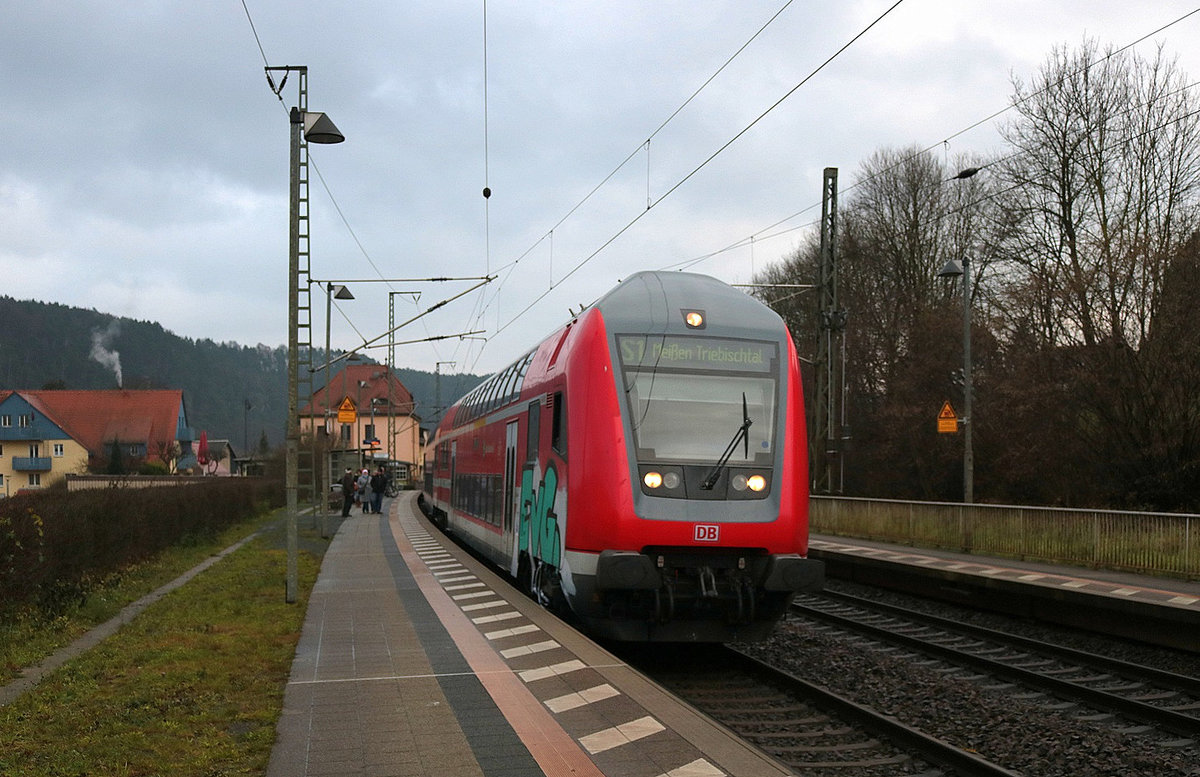 DABpbzfa 767.2 der S-Bahn Dresden (DB Regio Südost) als S 31742 (S1) von Bad Schandau nach Meißen Triebischtal erreicht den Bahnhof Kurort Rathen auf der Bahnstrecke Děčín–Dresden-Neustadt (KBS 241.1 | Elbtalstrecke). [16.12.2017 | 14:24 Uhr]