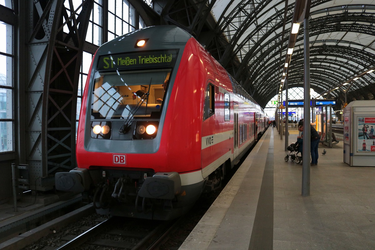 DABpbzfa 767.2 der S-Bahn Dresden (DB Regio Südost) als S 31742 (S1) von Bad Schandau nach Meißen Triebischtal steht in Dresden Hbf auf Gleis 19. [16.12.2017 | 15:00 Uhr]