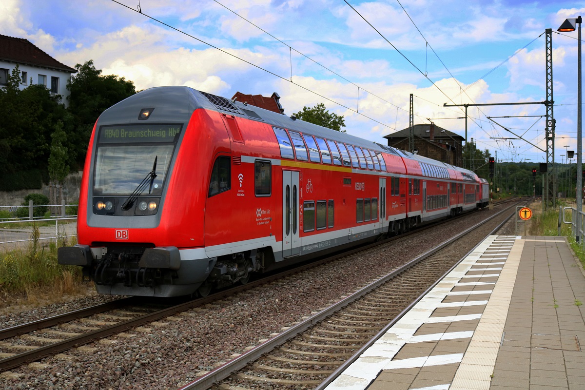 DABpbzfa mit 146 020 DB als verspätete RB 16420 (RB40) von Burg(Magdeburg) nach Braunschweig Hbf fährt in den Bahnhof Helmstedt ein. [14.7.2017 - 15:18 Uhr]