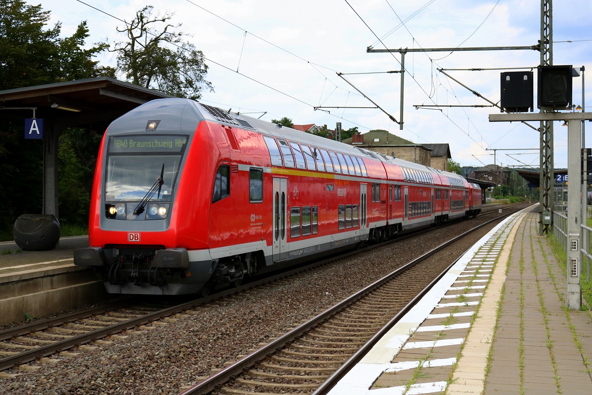 DABpbzfa mit BR 146.0 der Elbe-Saale-Bahn (DB Regio Südost) als RB 16422 (RB40) von Burg(Magdeburg) nach Braunschweig Hbf verlässt den Bahnhof Helmstedt. [14.7.2017 - 16:17 Uhr]