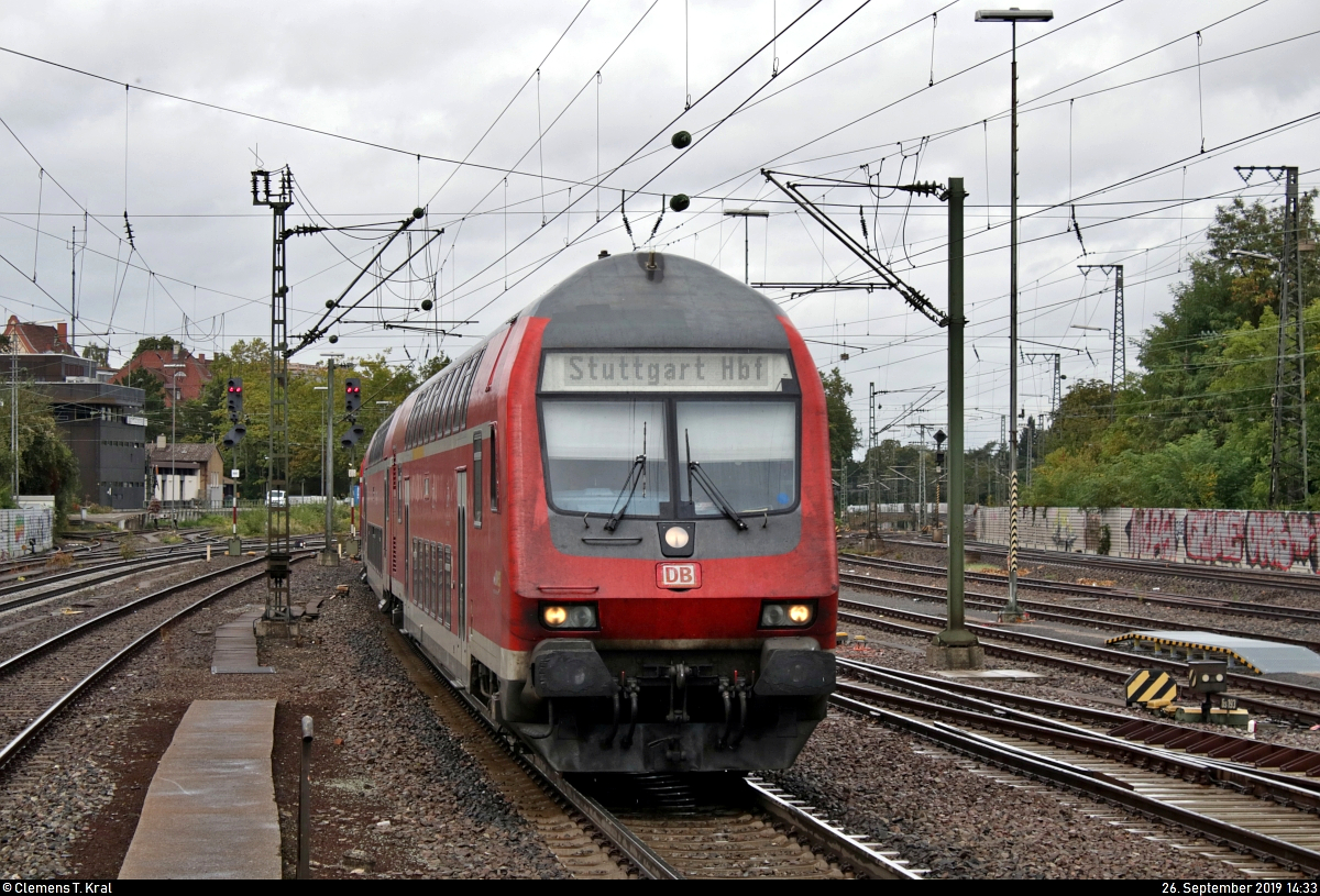 DABpbzfa mit Schublok 111 132-7 von DB Regio Baden-Württemberg als RE 1???? von Heilbronn Hbf nach Stuttgart Hbf erreicht den Bahnhof Ludwigsburg auf Gleis 4.
Aufgenommen am Ende des Bahnsteigs 4/5.
[26.9.2019 | 14:33 Uhr]