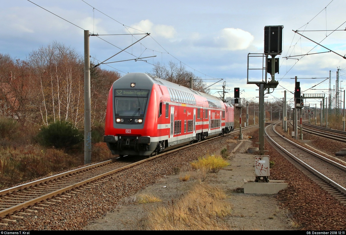 DABpbzfa mit Schublok 143 973 der S-Bahn Dresden (DB Regio Südost) als S 32734 (S2) von Pirna nach Dresden Flughafen erreicht den Bahnhof Dresden-Reick auf der Bahnstrecke Děčín–Dresden-Neustadt (Elbtalbahn | KBS 241.1).
[8.12.2018 | 12:11 Uhr]