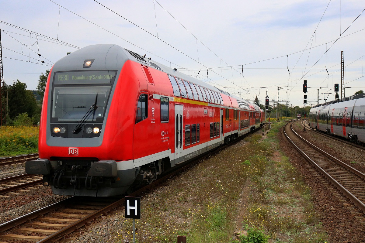 DABpbzfa mit Schublok 146 023 der Elbe-Saale-Bahn (DB Regio Südost) als RE 16313 (RE30) von Magdeburg Hbf erreicht seinen Endbahnhof Naumburg(Saale)Hbf auf Gleis 3. [9.9.2017 - 10:23 Uhr]