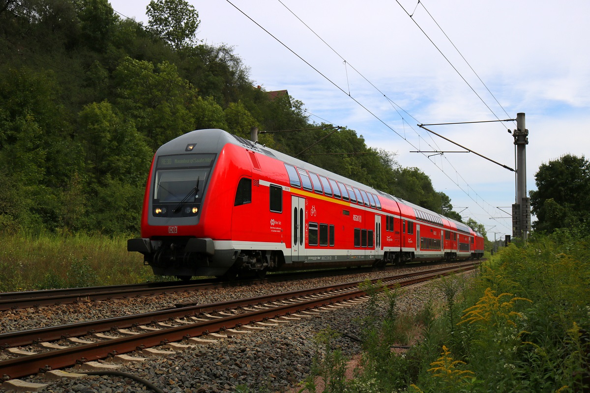 DABpbzfa mit Schublok 146 028 der Elbe-Saale-Bahn (DB Regio Südost) als RE 16317 (RE30) von Magdeburg Hbf nach Naumburg(Saale)Hbf fährt bei Burgwerben auf der Bahnstrecke Halle–Bebra (KBS 580). [8.8.2017 - 12:13 Uhr]