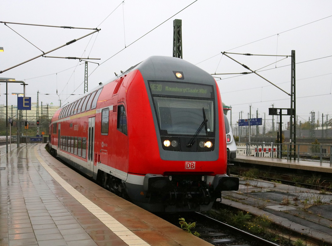 DABpbzfa mit Schublok 146 028 der Elbe-Saale-Bahn (DB Regio Südost) als RE 16203 (RE20) von Salzwedel bzw. RE 16311 (RE30) von Magdeburg Hbf nach Naumburg(Saale)Hbf erreicht Halle(Saale)Hbf auf Gleis 4. [7.10.2017 | 8:51 Uhr]