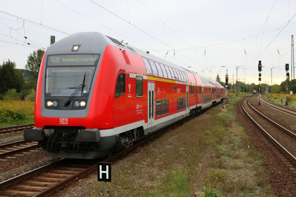 DABpbzfa mit Schublok 146 030 der Elbe-Saale-Bahn (DB Regio Südost) als RE 16203/RE 16311 (RE20) von Salzwedel erreicht seinen Endbahnhof Naumburg(Saale)Hbf auf Gleis 3. [9.9.2017 - 9:23 Uhr]