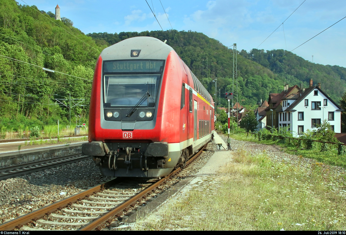 DABpbzfa mit Schublok 146 202-7 von DB Regio Baden-Württemberg als RB 19262 von Ulm Hbf nach Stuttgart Hbf erreicht den Bahnhof Geislingen(Steige) auf der Bahnstrecke Stuttgart–Ulm (Filstalbahn | KBS 750).
Der Zug hat hier einen planmäßigen Aufenthalt von 22 Minuten.
Aufgenommen am Ende des Bahnsteigs 1.
(Neubearbeitung)
[26.7.2019 | 18:10 Uhr]