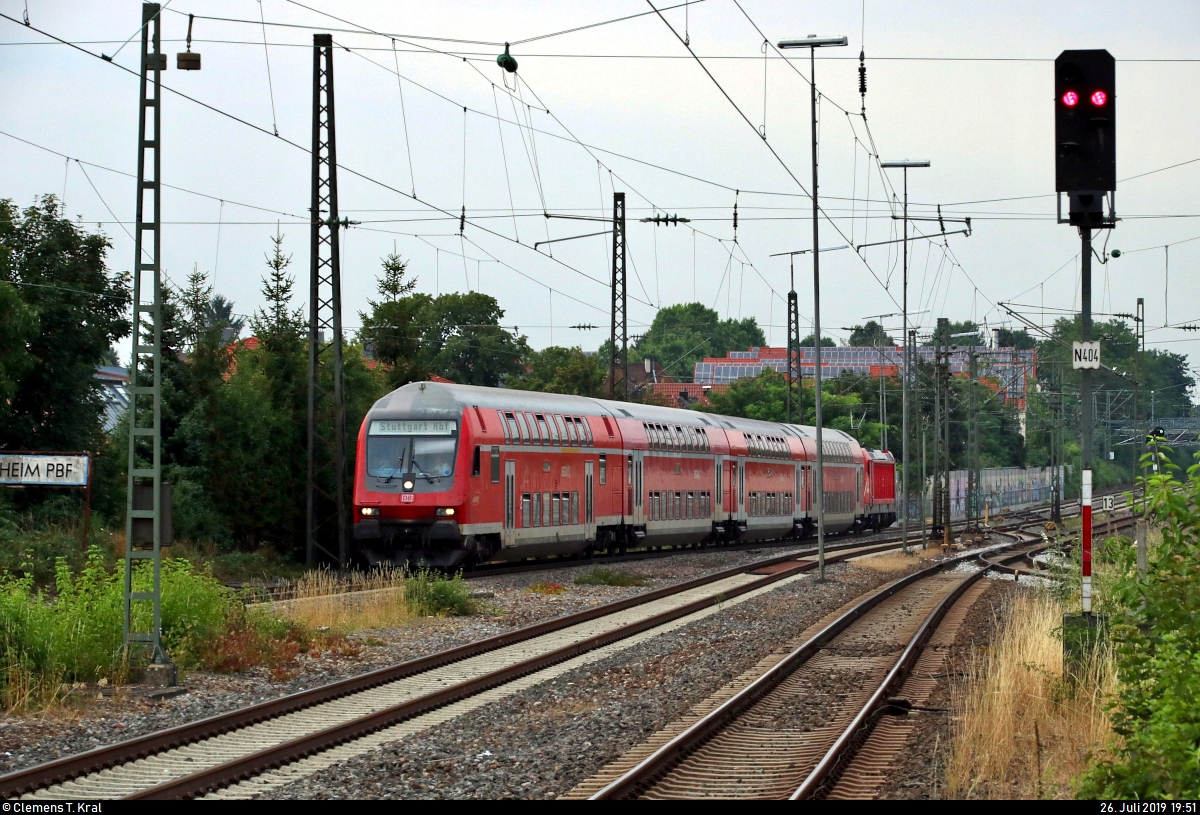 DABpbzfa mit Schublok 147 0?? von DB Regio Baden-Württemberg als verspäteter RE 19071 von Lauda nach Stuttgart Hbf durchfährt den Bahnhof Kornwestheim Pbf auf der Bahnstrecke Stuttgart Hbf–Würzburg Hbf (Frankenbahn | 4800).
Aufgenommen am Ende des Bahnsteigs 4/5.
(Neubearbeitung)
[26.7.2019 | 19:51 Uhr]