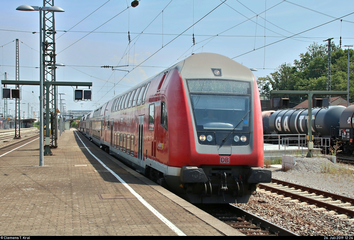 DABpbzfa mit Schublok 147 007-9 von DB Regio Baden-Württemberg als RB 19971 von Heilbronn Hbf nach Stuttgart Hbf verlässt den Bahnhof Bietigheim-Bissingen auf Gleis 8.
[26.7.2019 | 12:26 Uhr]