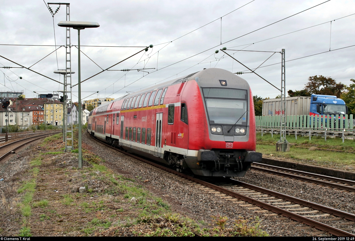 DABpbzfa mit Schublok 147 011-1 von DB Regio Baden-Württemberg als verspäteter RE 1???? von Heilbronn Hbf nach Stuttgart Hbf durchfährt den Bahnhof Stuttgart-Zuffenhausen auf Gleis 5.
Aufgenommen am Ende des Bahnsteigs 4/5.
[26.9.2019 | 12:49 Uhr]