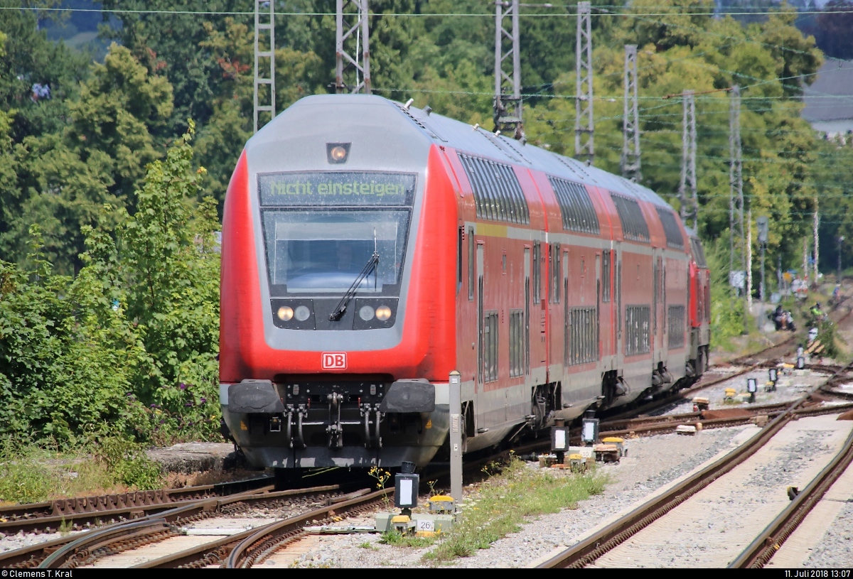 DABpbzfa mit Schublok 218 427-3 der DB ZugBus Regionalverkehr Alb-Bodensee GmbH (RAB) (DB Regio Baden-Württemberg) rangiert in Lindau Hbf, um gleich in die Abstellung zu fahren.
Aufgenommen am Ende des Bahnsteigs 3/4.
[11.7.2018 | 13:07 Uhr]