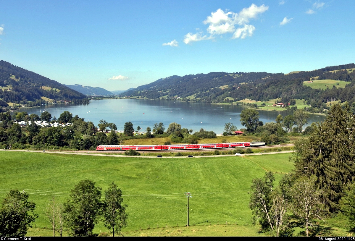 DABpbzfa mit Schublok 218 446-3 unterwegs bei Hub (Bühl am Alpsee) Richtung Immenstadt. Um welche Leistung es sich handelt, ist mir leider nicht bekannt.

🧰 DB Regio Bayern
🚩 Bahnstrecke München–Lindau (Allgäubahn (Bayern) | KBS 970)
🕓 8.8.2020 | 11:25 Uhr

Bild durchlief die Selbstfreischaltung (Weißabgleich).