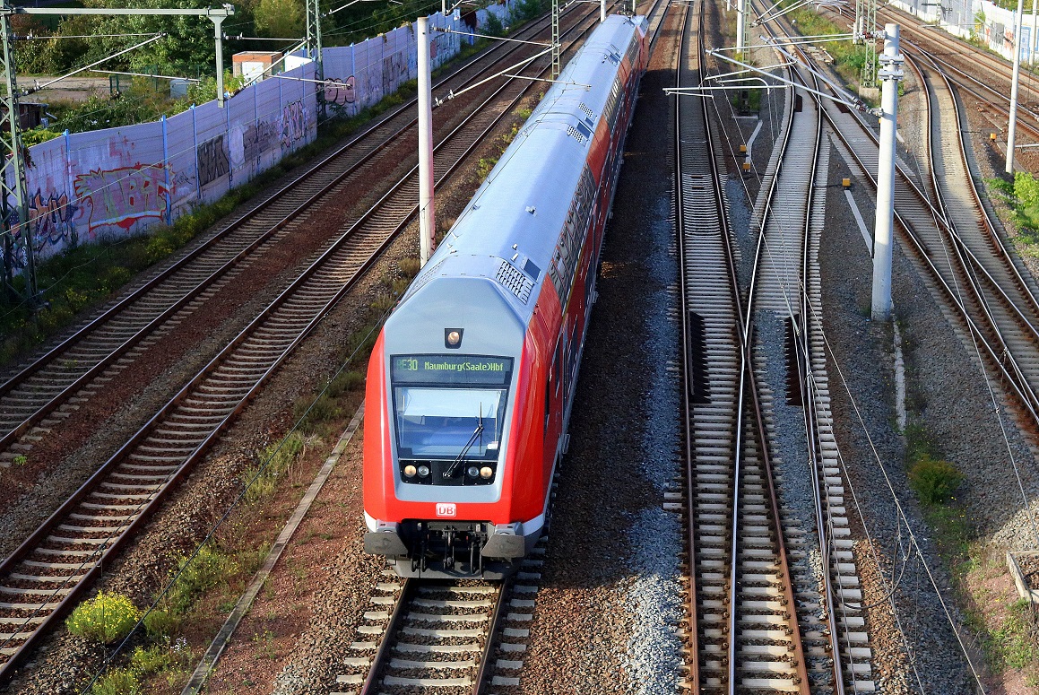 DABpbzfa mit Schublok BR 146.0 der Elbe-Saale-Bahn (DB Regio Südost) als RE 16327 (RE30) von Magdeburg Hbf nach Naumburg(Saale)Hbf passiert den Abzweig Thüringen (At). Aufgenommen von der Brücke Dieselstraße in Halle (Saale). [3.10.2017 | 16:53 Uhr]