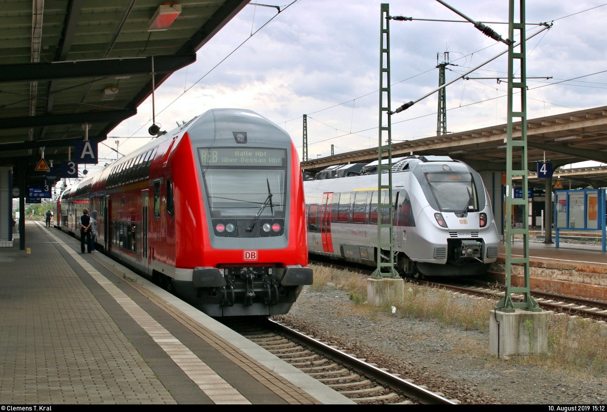 DABpbzfa mit Zuglok 146 009-6 der Elbe-Saale-Bahn (DB Regio Südost) als RE 16359 (RE8) von Magdeburg Hbf nach Halle(Saale)Hbf steht in Dessau Hbf auf Gleis 3.
Rechts daneben, abweichend auf Gleis 3, ist 1442 307 (Bombardier Talent 2) der S-Bahn Mitteldeutschland (MDSB II | DB Regio Südost) als S 37251 (S2) nach Leipzig-Stötteritz im Startbahnhof zu sehen.
[10.8.2019 | 15:12 Uhr]