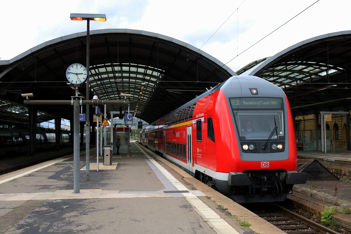 DABpbzfa  Samuel Hahnemann  mit Schublok 146 026 der Elbe-Saale-Bahn (DB Regio Südost) als RE 16323 (RE30) von Magdeburg Hbf nach Naumburg(Saale)Hbf verlässt Halle(Saale)Hbf auf Gleis 4. [9.9.2017 | 14:50 Uhr]