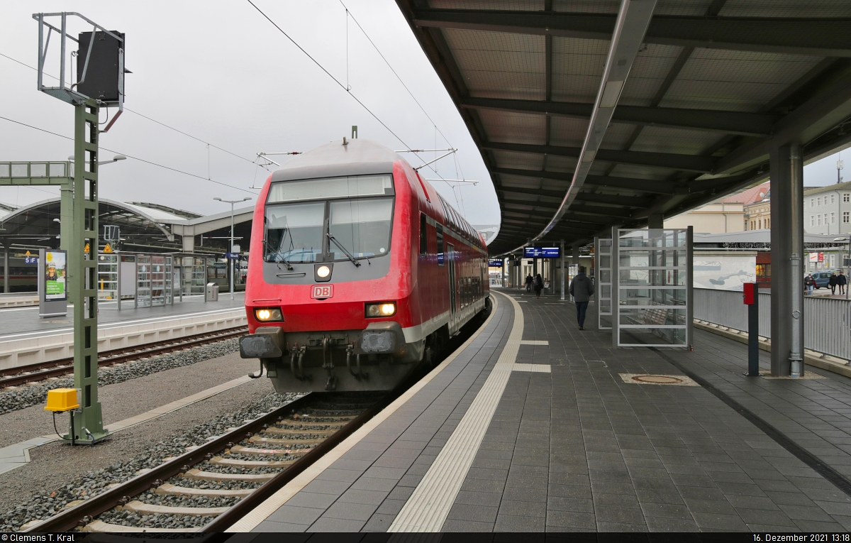 DABpbzfa <sup>762.0</sup> (50 80 80-35 367-7 D-DB) wartet mit Schublok 143 168-3 am Hausbahnsteig von Halle(Saale)Hbf auf Ausfahrt.

🧰 S-Bahn Mitteldeutschland (DB Regio Südost)
🚝 S 37716 (S47) Halle(Saale)Hbf–Halle-Trotha
🚩 Bahnstrecke Halle–Vienenburg (KBS 330)
🕓 16.12.2021 | 13:18 Uhr