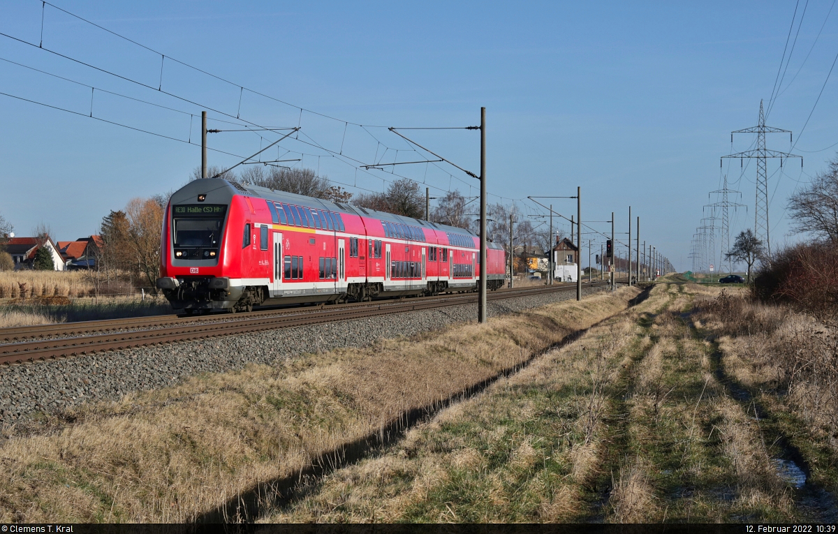 DABpbzfa <sup>767.2</sup> (50 80 86-81 143-9 D-DB) mit Schublok 146 009-6 leicht verspätet unterwegs in Braschwitz.

🧰 Elbe-Saale-Bahn (DB Regio Südost)
🚝 RE 16315 (RE30) Magdeburg Hbf–Halle(Saale)Hbf [+5]
🕓 12.2.2022 | 10:39 Uhr