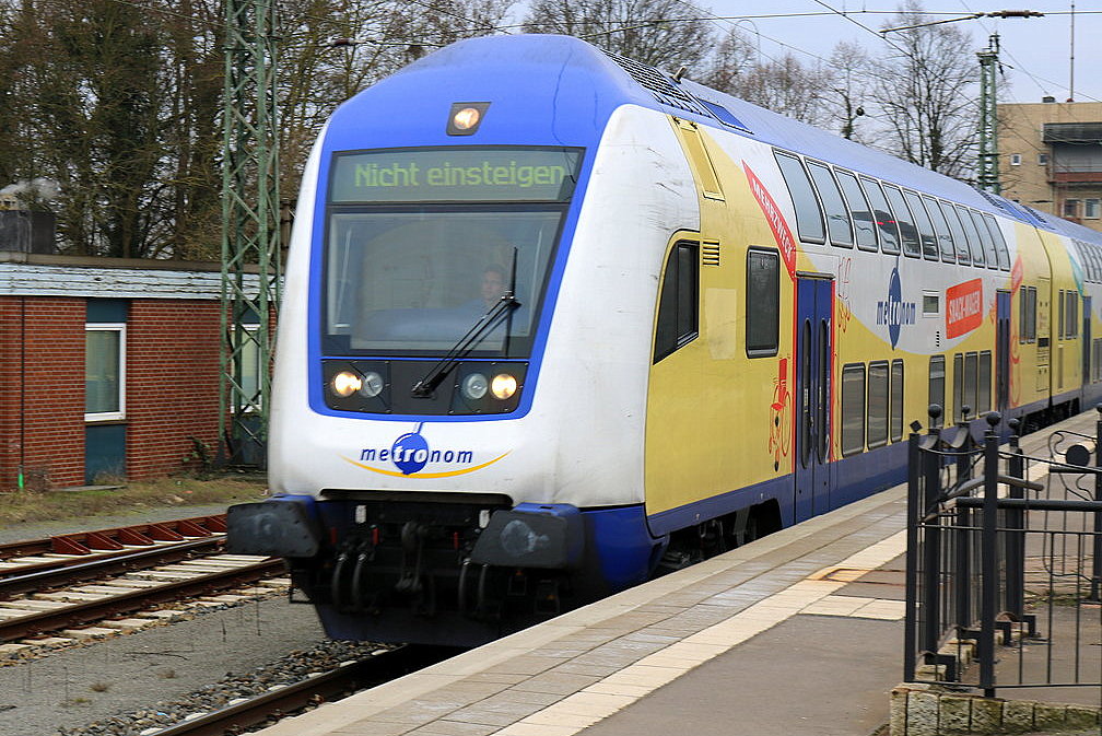 DABpbzkfa mit 146 520-2 der metronom Eisenbahngesellschaft mbH als ME 82122 (RE3) nach Hamburg wird im Startbahnhof Uelzen auf Gleis 103 bereitgestellt. [11.2.2017 - 14:38 Uhr]