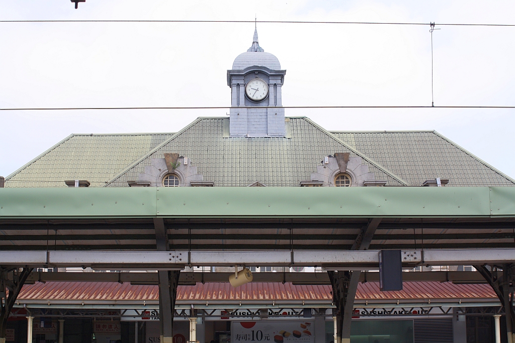 Dach mit Uhrturm der Hsinchu Station am 01.Juni 2014.
