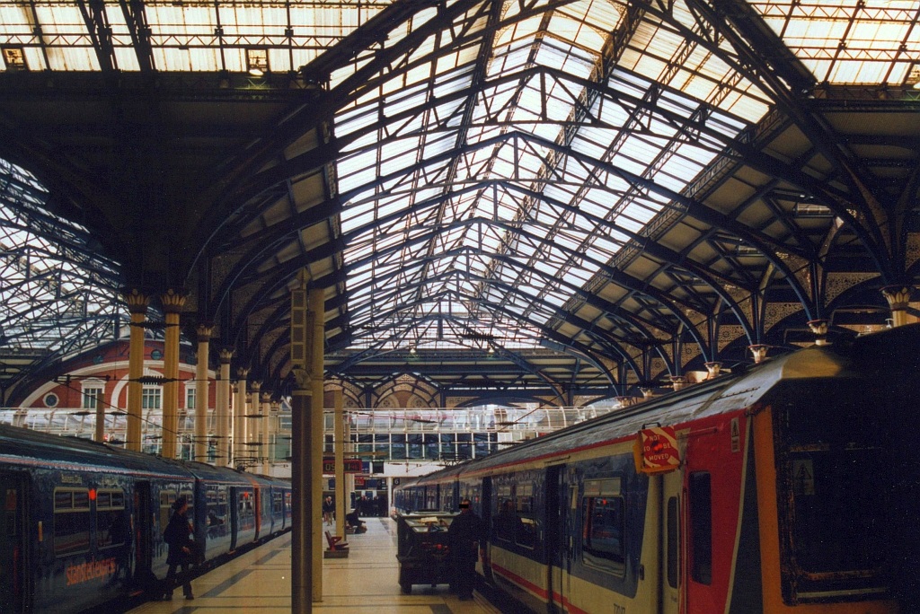 Dachkonstruktion der Gleishalle der London Liverpool Street Station am 08.April 2002. (Fotoscan)