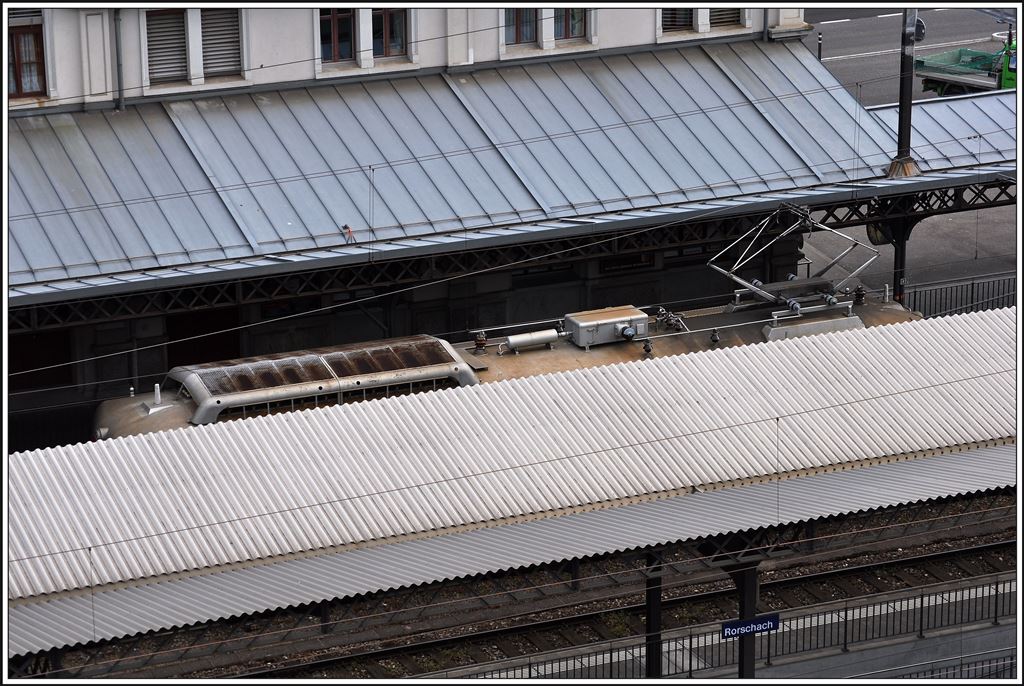 Dachlandschaften. Perrondächer im Bahnhof Rorschach und dazwischen der ABDeh 2/4 23 dwe RHB. (26.05.2014)