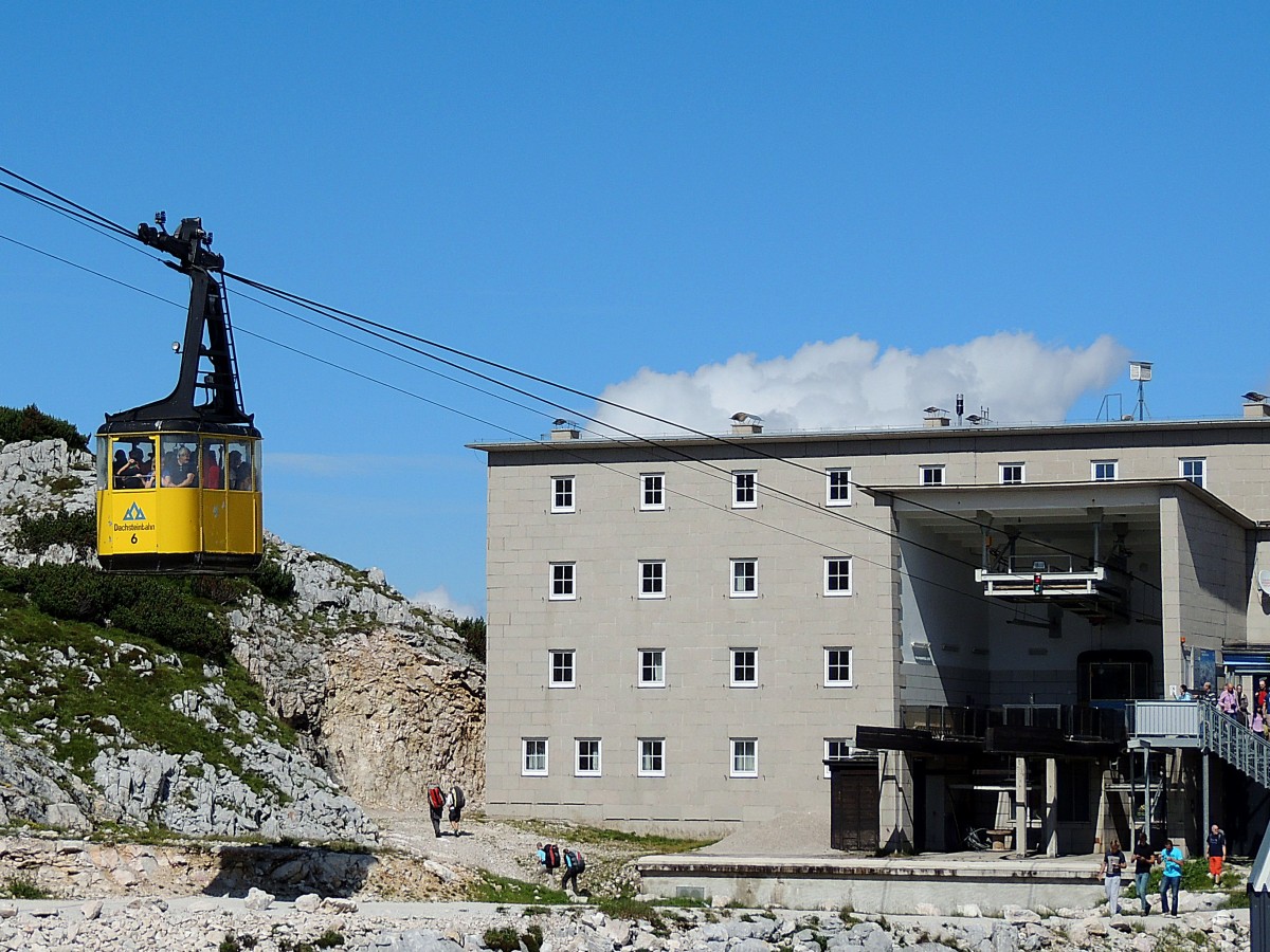 Dachsteinseilbahn III bzw. GJAIDALM-Bahn; erreicht soeben die Bergstation Krippenstein(2069m); 140817