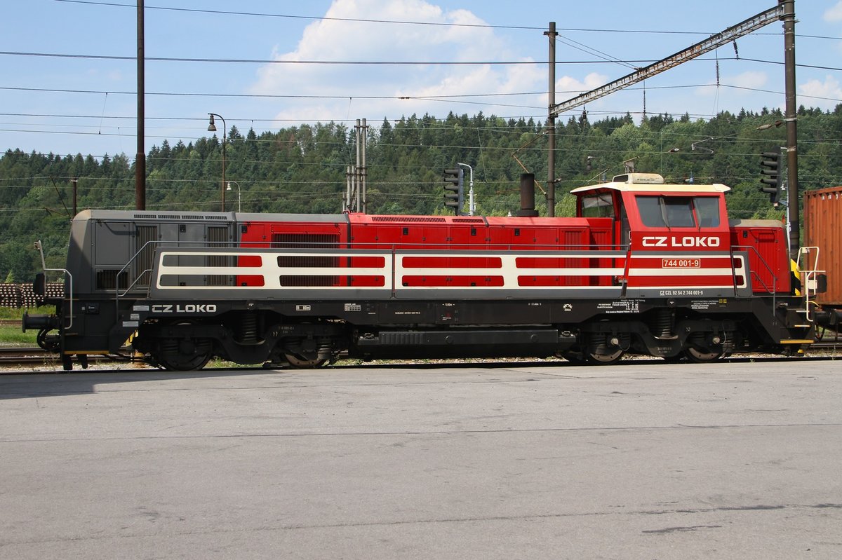 Dackel BR 744 001-9 im Bahnhof von Zilina am 20.07.2017 von CZ Loko.