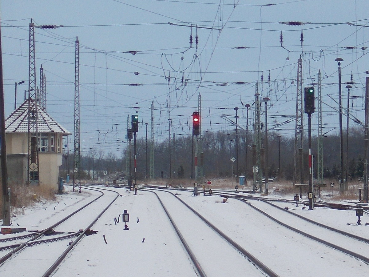 Dadurch das das Ausfahrsignal,nach Putbus und nach Samtens,gleichzeitig auf Fahrt standen ergab sich,am 15.Januar 2017,eine Doppelausfahrt in Bergen/Rügen.Leider fuhren beide Züge nicht gleichzeitig los.Aufnahme vom Bahnsteigende.