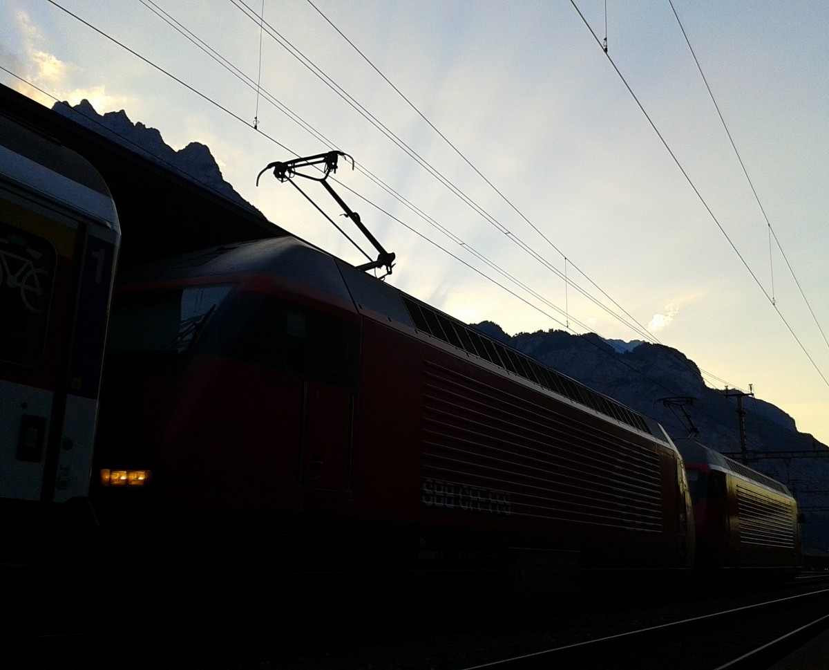 Dämmerung am Bahnhof Erstfeld. Hier verlassen soeben Re 460 081-3 und Re 460 031-8 mit IR 2438 (Locarno - Zürich HB) den Bahnhof. (21.7.2015)