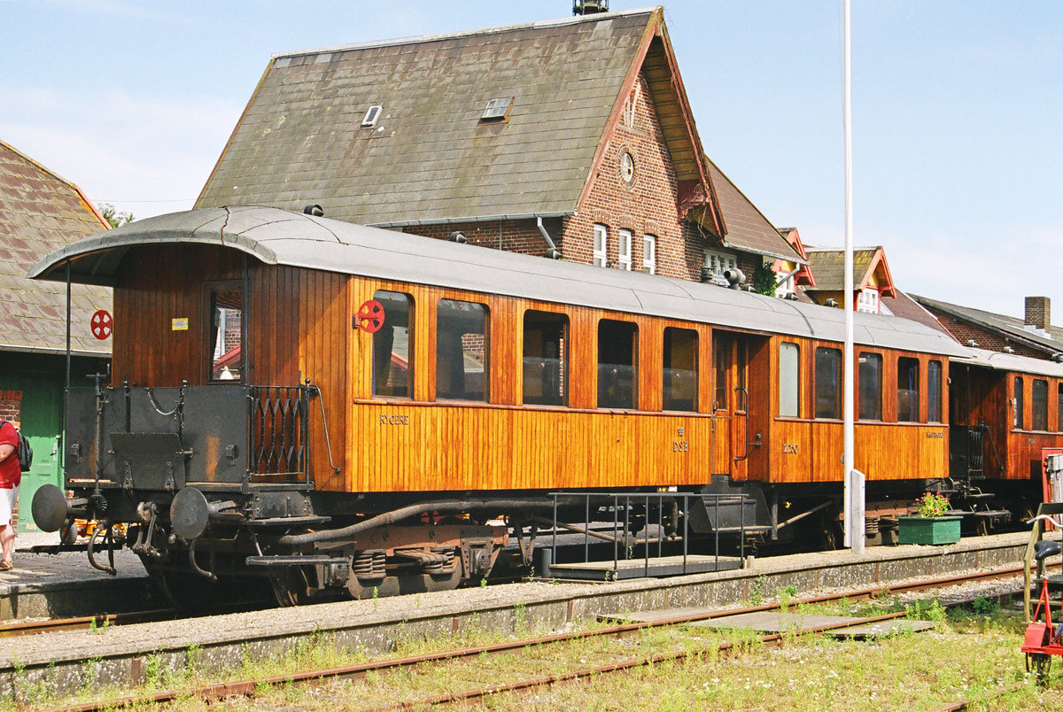 Dänemark, Am 11. August 2004 war ein Sonderzug mit VT Mo 1954 und schönen Teakholzwagen als Sonderzug in den Bahnhofs Allingabro eingefahren. 