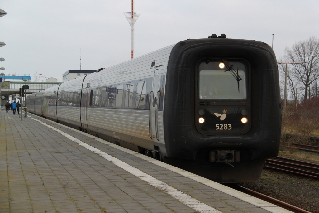 Dnische  Gumminase (5283)als EC 38 von Kbenhavn nach Hamburg Hbf bei der Ausfahrt im Bahnhof Puttgarden.28.12.2016