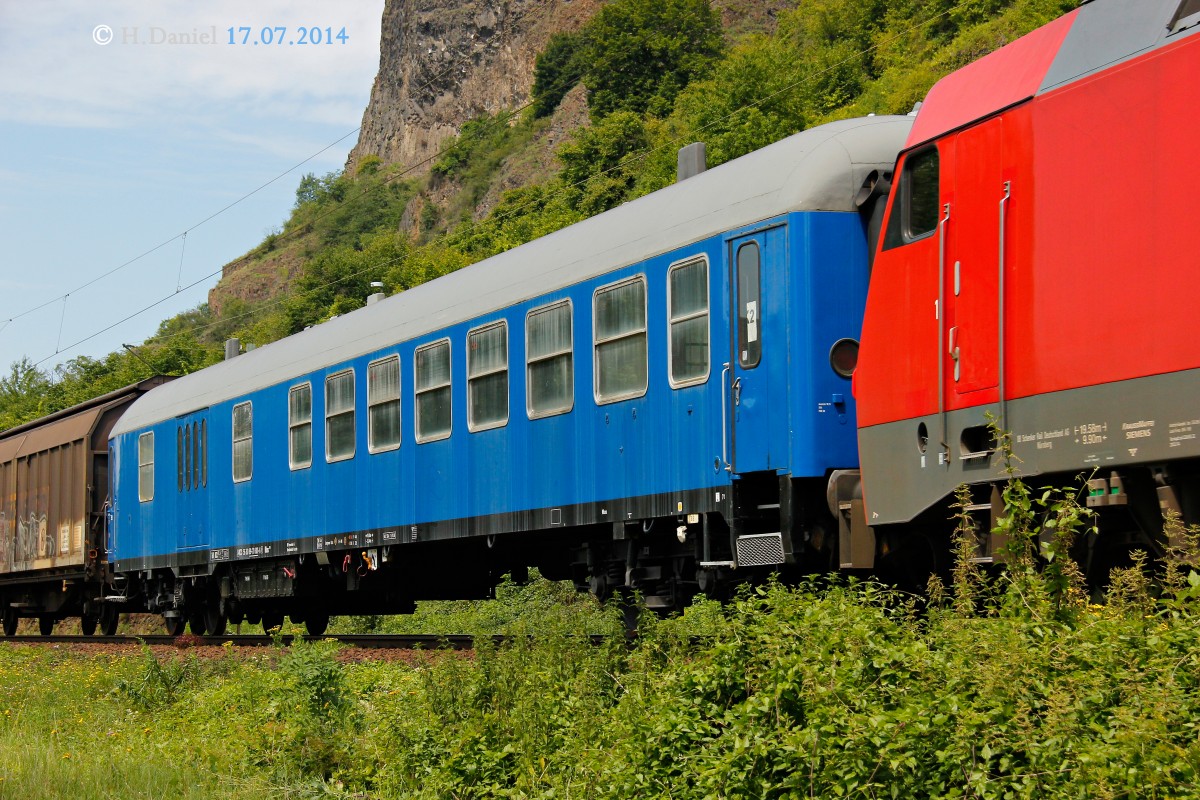 dahinter ein blauer Wagen in Erpel, Juli 2014.