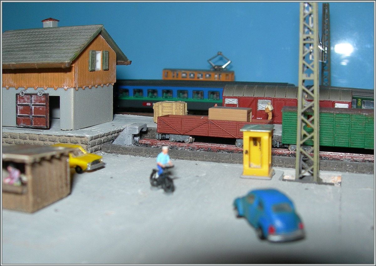 Damals, als man zum Telephoniern noch eine Telephonkabine aufsuchen musste, wurden am Südbahnhof noch Stückgüter von der Schmalspurbahn auf die Normlspurbahn umgeladen.
24.11.15
