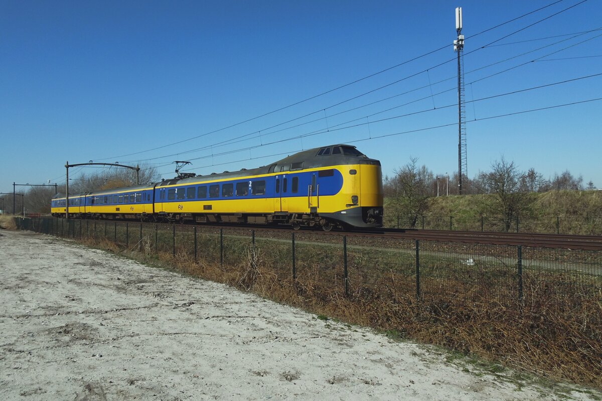 Damals noch kahlgeschlagen, heute beinahe ganz überwachsen ist dieser Fotostelle: am 8 März 2022 durcvhfahrt NS 4086 Tilburg-Reeshof nach Zwolle.