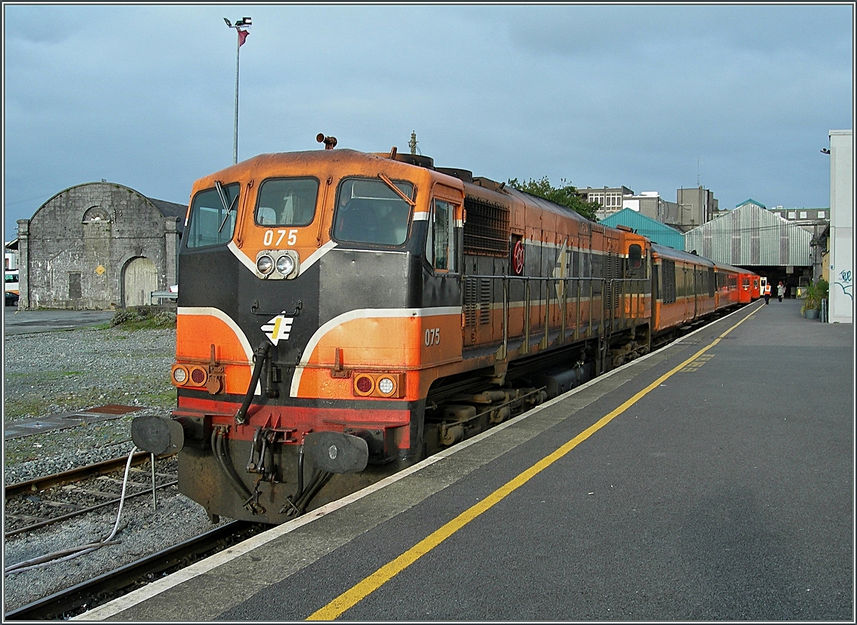 Damals verbanden vier bis fünf Zugspaare, gezogen von Dieselloks Galway mit Dublin.

Hier wartet die Irish Rail CC 075 mit einem Intercity in Galway auf die Abfahrt.

7. Oktober 2006