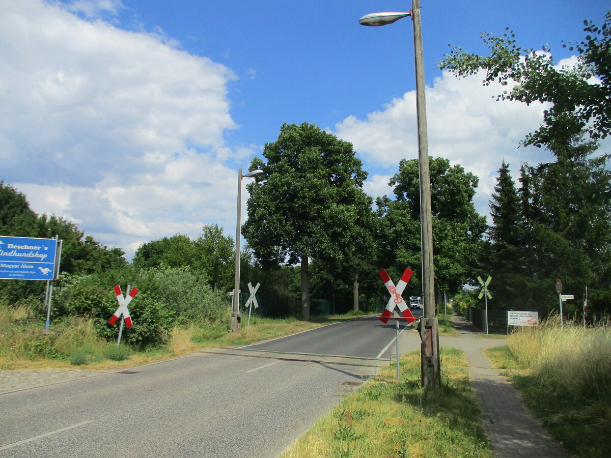 Damals wie Heute war dieser Bahnübergang in Zehlendorf unbeschrankt.Aufgenommen am 26.Juni 2021.