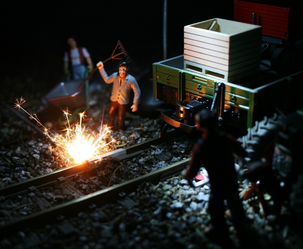 Damit die beliebten Advents-Sonderzüge fahren können wird hier zu nächtlicher Stunde ein Schienenbruch repariert.14.12.2013 19:27 Uhr