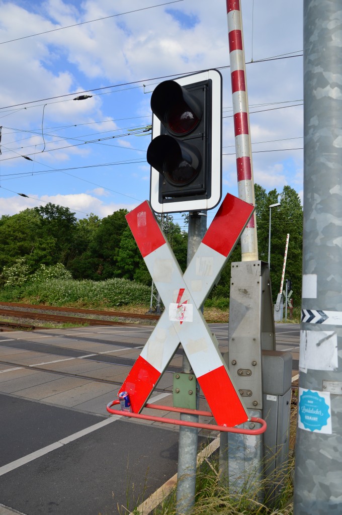 Damit es dem Andreaskreuz nicht so geht wie mir und das Kreuz aushängt, hat es sich einen Energiedrink eines namhaften österreichischen Herstellers wohl zu Gemüte geführt und hält diese noch unten rechts im Bild zusehen fest.....;D....Grevenbroich Bü Blumenstraße am Dienstag den 9.6.2015