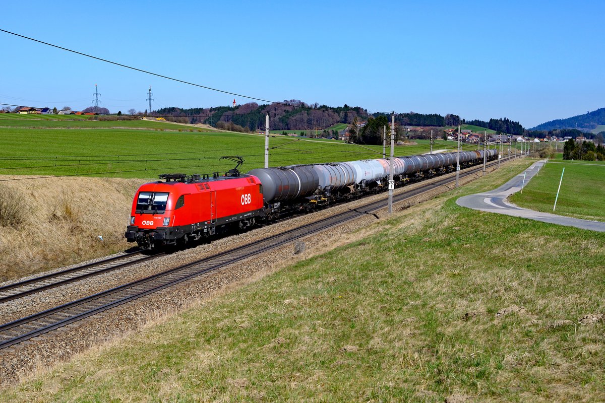 Damit hatte ich nicht gerechnet: Diesen Zug hatte ich bereits am Vormittag in Wernstein auf der Passauerbahn fotografiert. Die 1116.137 hat dann allerdings in Wels Kopf gemacht und brachte den Kesselwagenzug weiter nach Salzburg Gnigl. Weng, 08. April 2018. 