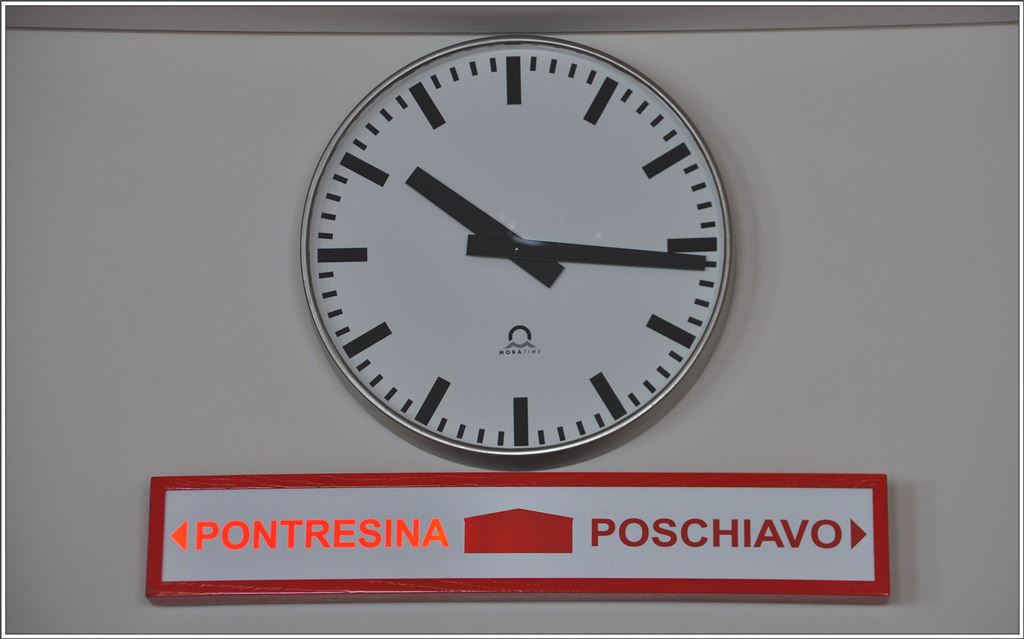 Damit man in Alp Grüm und Ospizio Bernina nicht im Schneegestöber auf den Zug warten muss, gibt es im Bahnhofbuffet diese Anzeige, die den nächsten Zug ankündigt. (25.02.2016)