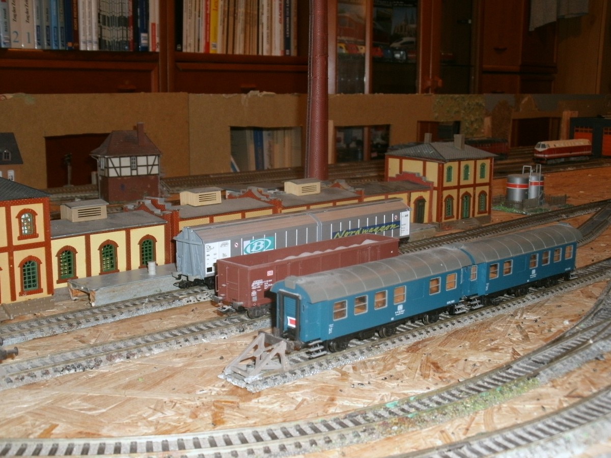 Damit meine große Anzahl an Güterwagen zum Einsatz kommen können,habe auch auf meiner neuen H0-Anlage auch ein Fabrikanschluß angelegt.