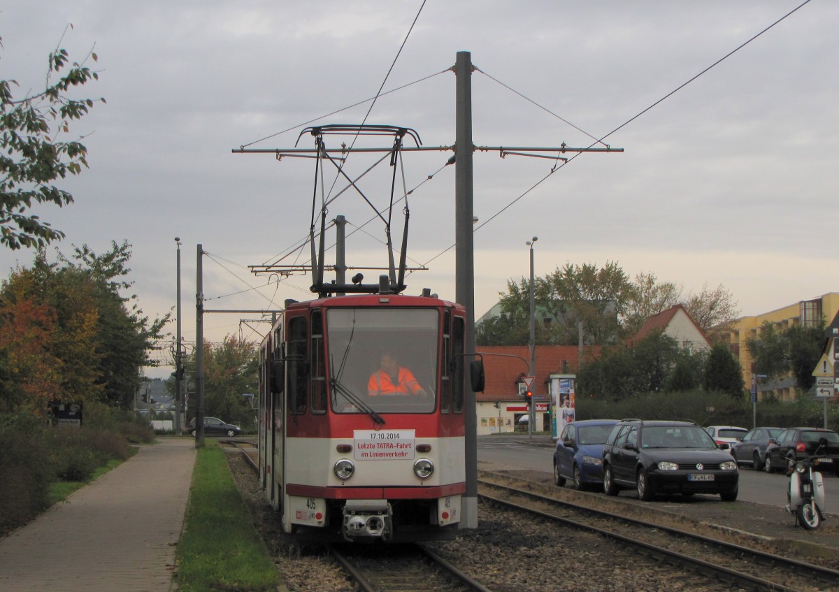 Damit der mit Abschiedsgrüßen versehene Tatrawagen EVAG 405 am 17.10.2014, dem letzten Tag der Tatrawagen im Erfurter Linienverkehr, als führender Wagen fahren konnte, mußte er in der Wendeschleife Pappelstieg getauscht werden. 405 ging nach vorn, 495 nach hinten. Dafür mußten die beiden kurz aus dem Linienverkehr genommen werden. 