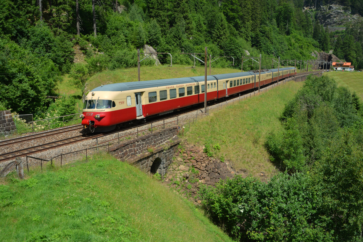 Dampf am Gotthard: Als Rahmenprogramm arbeitet sich der RAe TEE II 1053  Gottardo  am 18. Juni 2022 als private Extrafahrt von Zürich nach Lugano oberhalb von Wassen die Gotthard-Nordrampe hinauf.