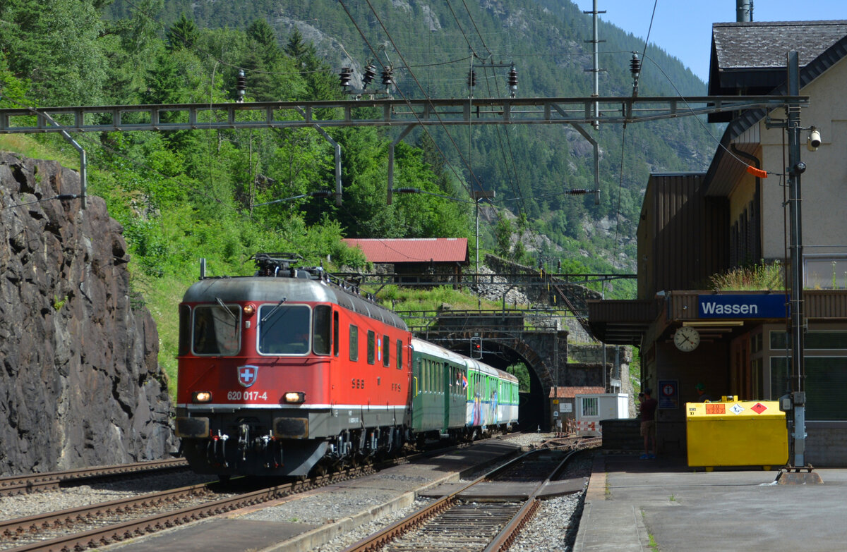 Dampf am Gotthard: Als Rahmenprogramm rollt der Verbano-Express (TR Trans Rail AG) Luino (I) - Bellinzona - Göschenen - Luzern am 18. Juni 2022 pünktlich und mit einer fröhlich pfeifenden 620 017-4 durch Wassen die Gotthard-Nordrampe hinunter. Ein Gruß geht hiermit zurück an den Tf! Danke für den tollen Sound!
